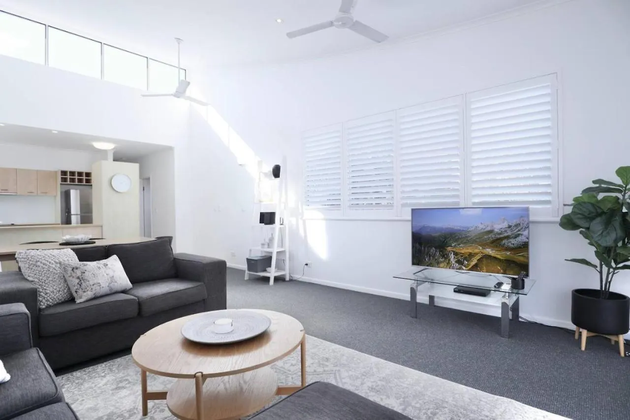 Bright And Airy 2 Bedroom Apartment Noosaville 0*,